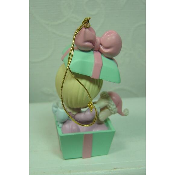 1995 ENESCO PRECIOUS MOMENTS ORNAMENT-GIRL & PUPPY IN GIFT BOX-PLASTIC - Picture 3 of 4